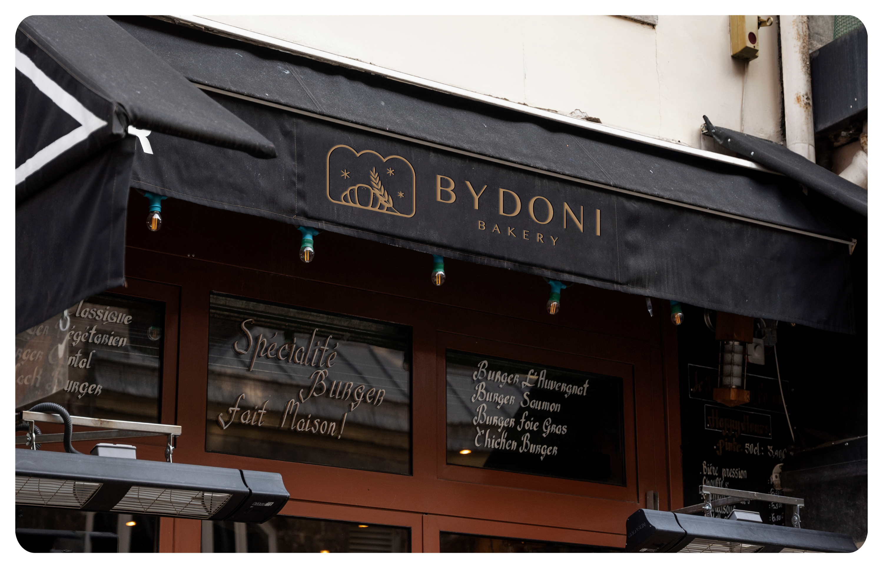 검은색 차양에 BYDONI BAKERY 간판이 달린 매장 외부 모습